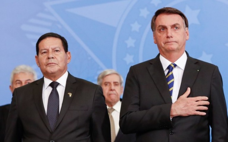 Mourão se reuniu com Barroso em dia de desfile de tanques e descartou golpe