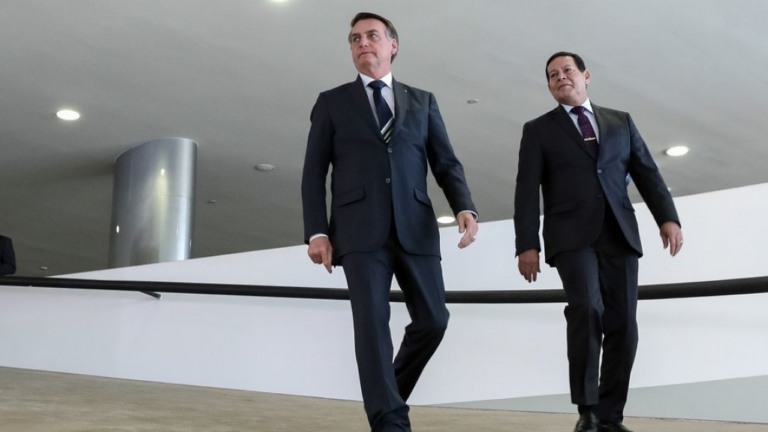 Mourão está 'no limite da tolerância' com Bolsonaro, diz colunista