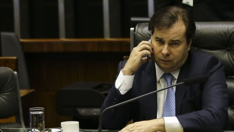 Maia não crê em impeachment e vê Bolsonaro 'sangrando' até fim do mandato