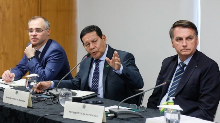Vice responde a Bolsonaro: "Cunhado não é parente, Mourão para presidente"