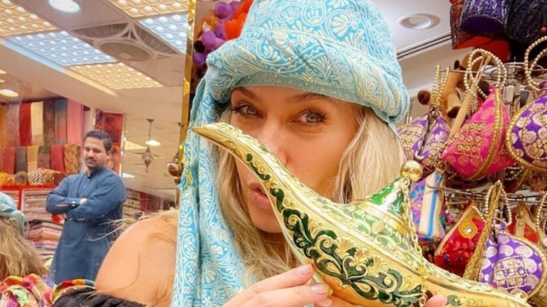 Adriane Galisteu curte férias em Dubai antes de comandar "A Fazenda"