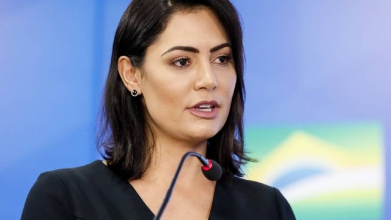 Repórter da RedeTV viraliza ao confundir nome de Michelle Bolsonaro Repórter da RedeTV viraliza ao confundir nome de Michelle Bolsonaro