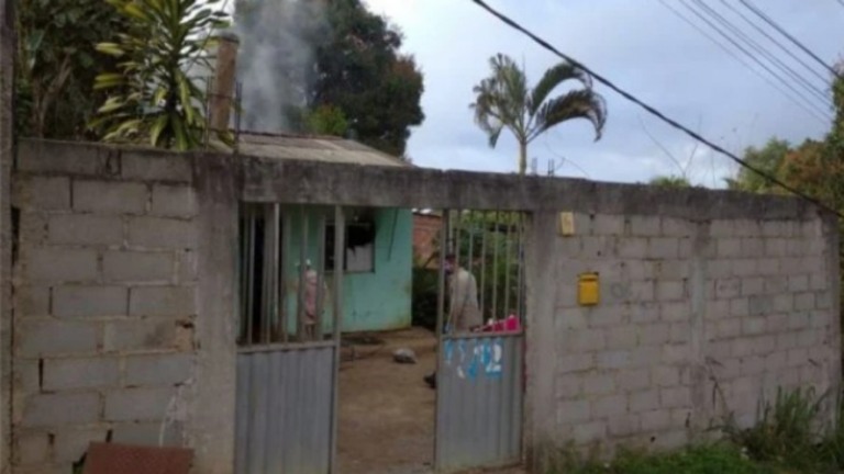 Duas crianças são encontradas carbonizadas após incêndio em casa no ES