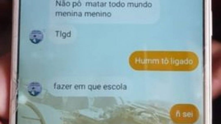 "Matar todo mundo": adolescentes são detidos por planejar ataque a escola