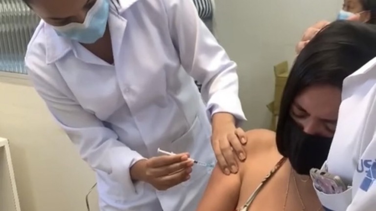 VÍDEO: enfermeira consola jovem com medo de agulha durante vacinação