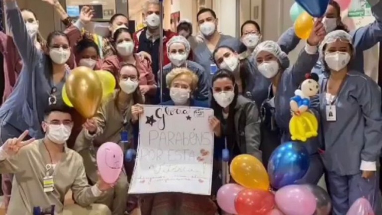 Glória Menezes recebe homenagem ao deixar hospital: "Obrigada por tudo"