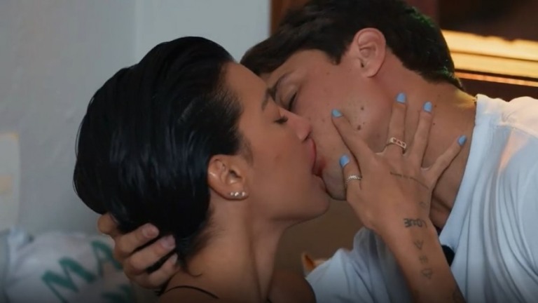 Felipe Prior troca beijos com Gabi Prado