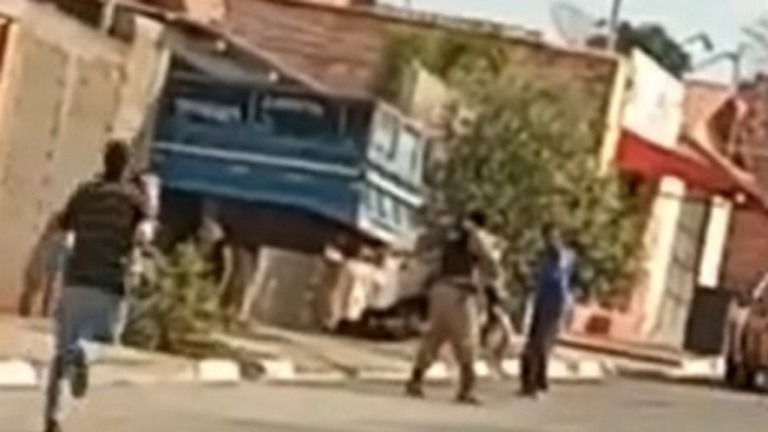Policial atira à queima-roupa em mãe de suspeito durante operação em MG