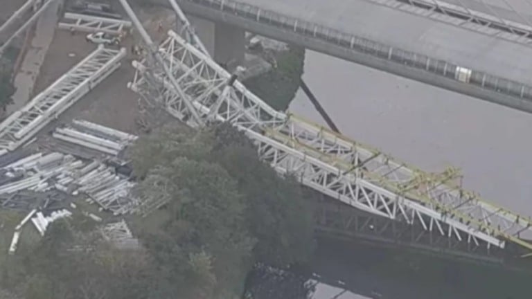 SP: Ponte metálica do Metrô despenca no Rio Pinheiros e deixa dois feridos