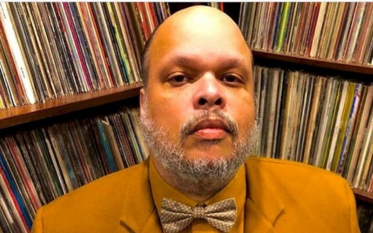 Ed Motta completa 50 anos. Confira as 20 músicas mais tocadas do artista no Brasil