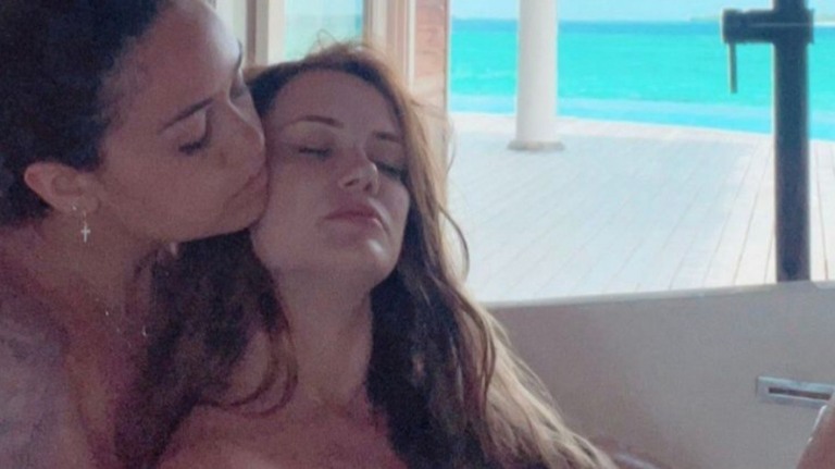 Nua, ex-BBB Marcela McGowan compartilha momento íntimo com namorada
