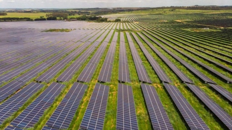 Câmara aprova subsídios para consumidores que usam energia solar até 2045