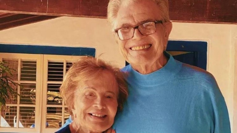 Glória Menezes posta foto com Tarcísio Meira e lamenta: "Saudade"