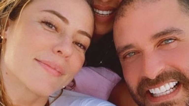 Paolla Oliveira e Diogo Nogueira curtem roda de samba com amigos