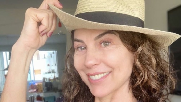 De maiô, Angela Dippe rebate provocação do advogado do presidente Jair Bolsonaro