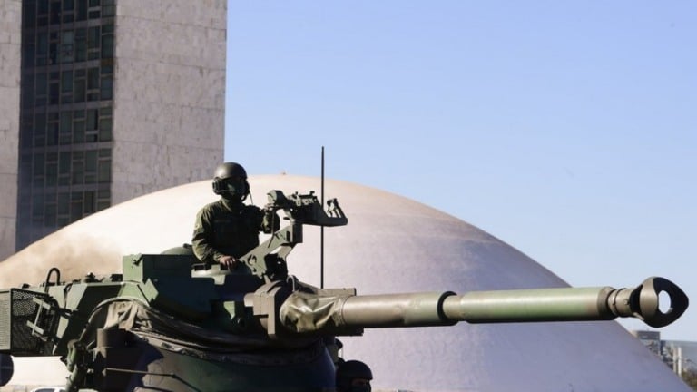 Militares na mira da reforma administrativa nesta terça-feira