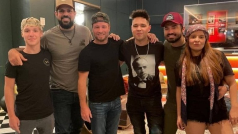 Fernando, Sorocaba e Maiara se encontram com Brian Litrell, do Backstreet Boys