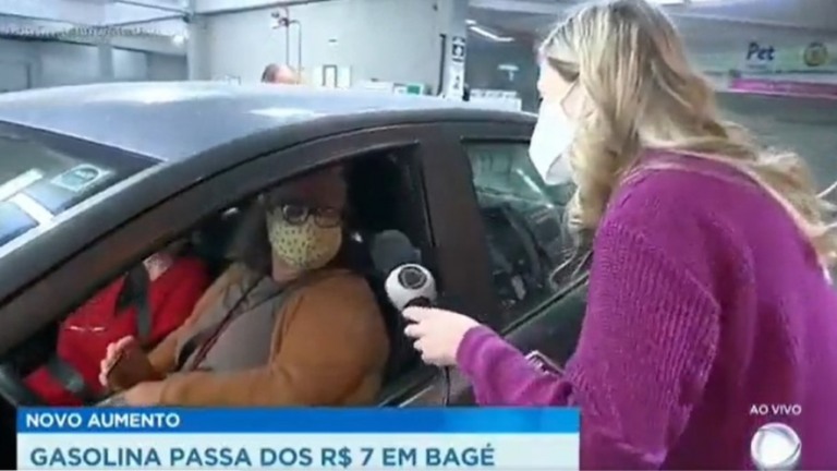 Mulher pede impeachment de Bolsonaro em entrevista à Record; assista