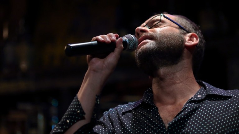 Ex-jurado do "Canta Comigo", Carlos Navas apresenta novo show em São Paulo