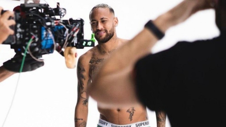 Neymar posta foto de cueca e recebe elogios dos amigos