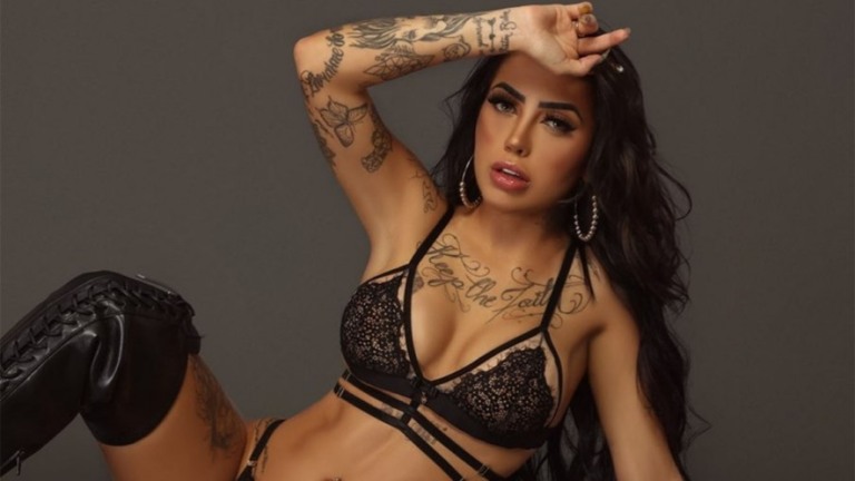 "Tenho até máquina de sexo", diz MC Mirella sobre brinquedinhos eróticos