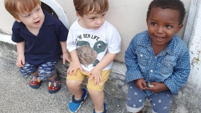 Regina Casé mostra visita de filhos de Paulo Gustavo na casa dela, em Salvador