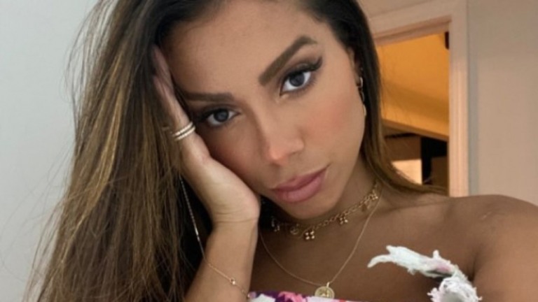 "Deixo de ganhar muito dinheiro", diz Anitta sobre carreira internacional