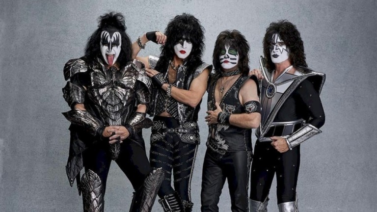 Após Covid-19 adiar turnê do Kiss, Gene Simmons defende uso de máscara e vacina