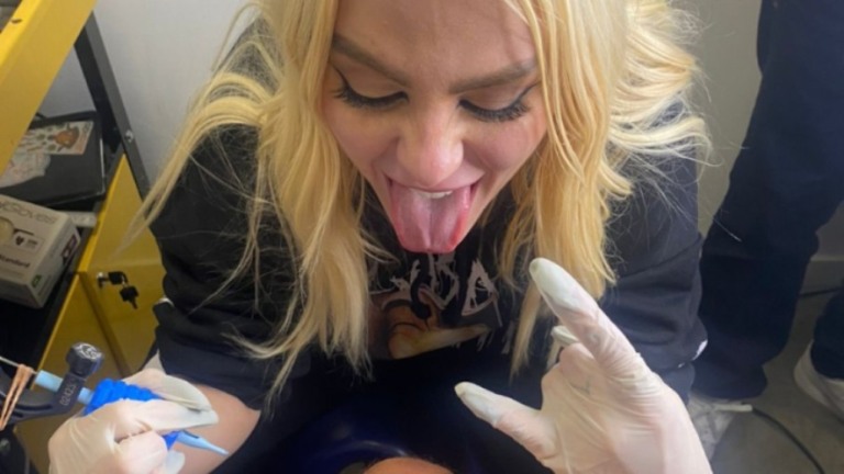 Luísa Sonza tatua amigo e fãs brincam: 'Teu amigo já desistiu da vida'