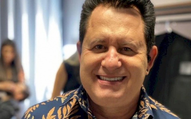 Cantor Marrone é desmascarado no The Masked Singer Brasil