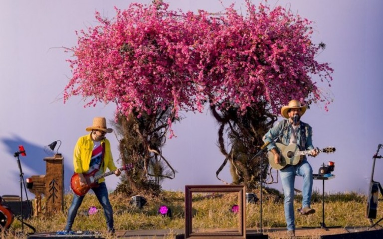 Fernando e Sorocaba lançam o novo álbum "A Uma Música De Distância"