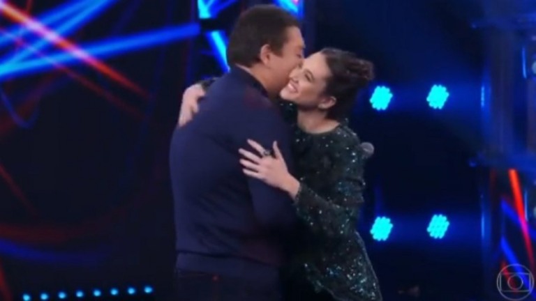 Juliana Paiva presta homenagem a Faustão em dia de estreia do novo "Domingão"
