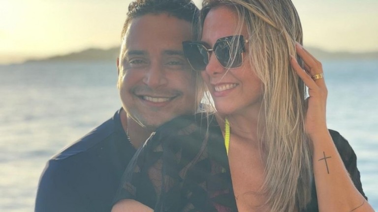 Carla Perez e Xanddy curtem passeio de lancha em clima de romance em Salvador
