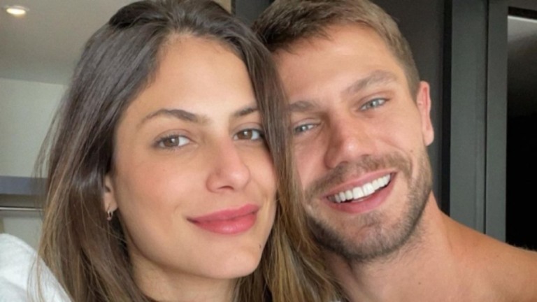 Mari Gonzalez e Jonas Sulzbach posam de roupão e recebem pedido inusitado
