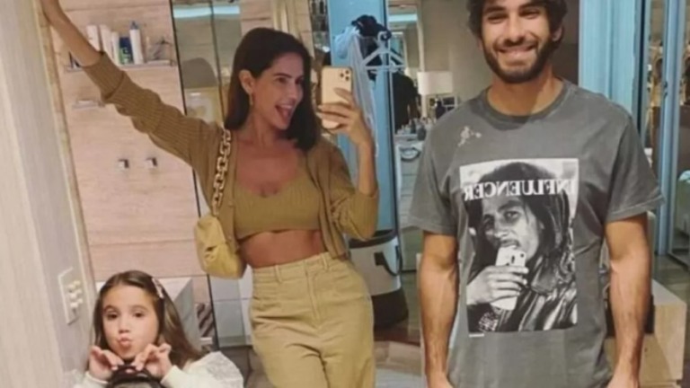 Filha de Deborah Secco posa com bolsa de grife de R$ 12 mil