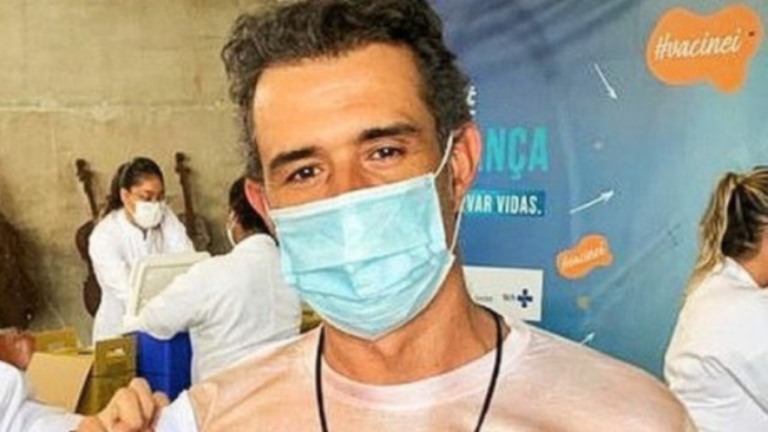 Marcos Pasquim se vacina  contra Covid-19 'sem camisa': 'Atendendo a pedidos'