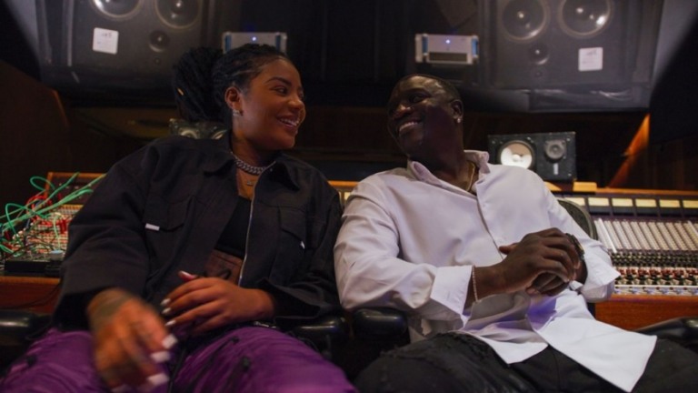 Vem aí: Ludmilla publica foto com Akon em estúdio