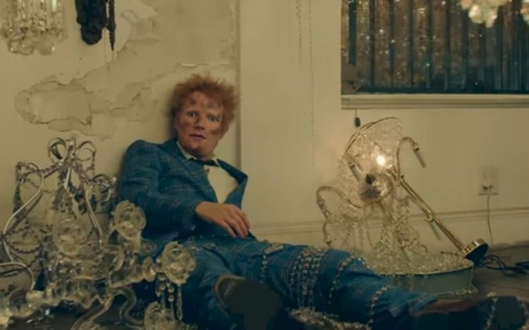 Ed Sheeran traz referência visual de Elton John no clipe de "Shivers"