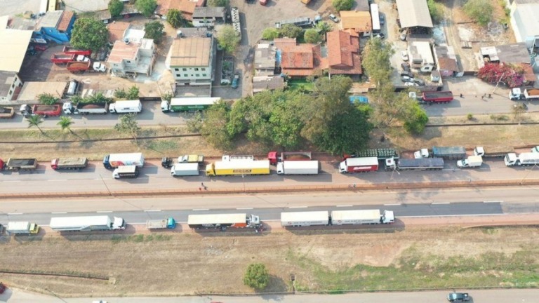 Sem sucesso, caminhoneiros encerram greve após pedido de Bolsonaro