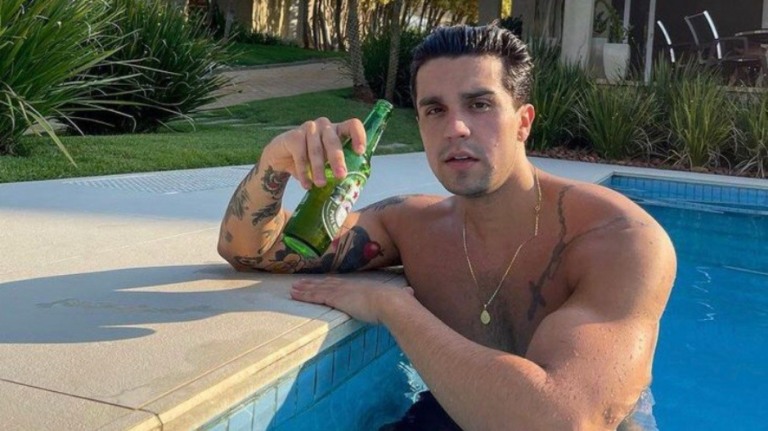 Luan Santana é acusado de editar foto para ficar mais forte: "Exagerou"