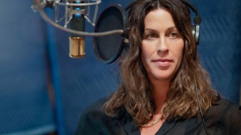 Alanis Morissette revela ser vítima de estupro coletivo na adolescência