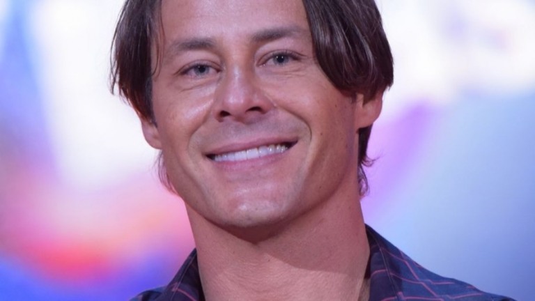 Theo Becker é criticado nas redes sociais ao dizer que "tentou ser gay"