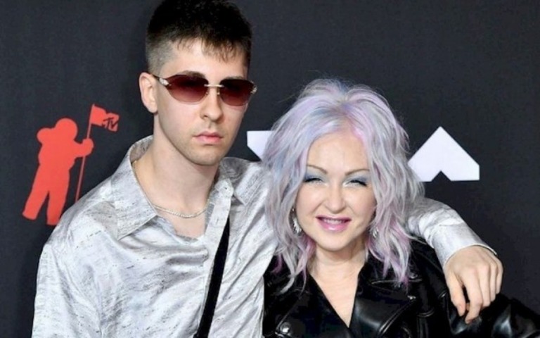 Cyndi Lauper aparece com o filho no VMA 2021