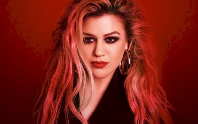 Kelly Clarkson anuncia novo single "Christmas Isn’t Canceled (Just You)"