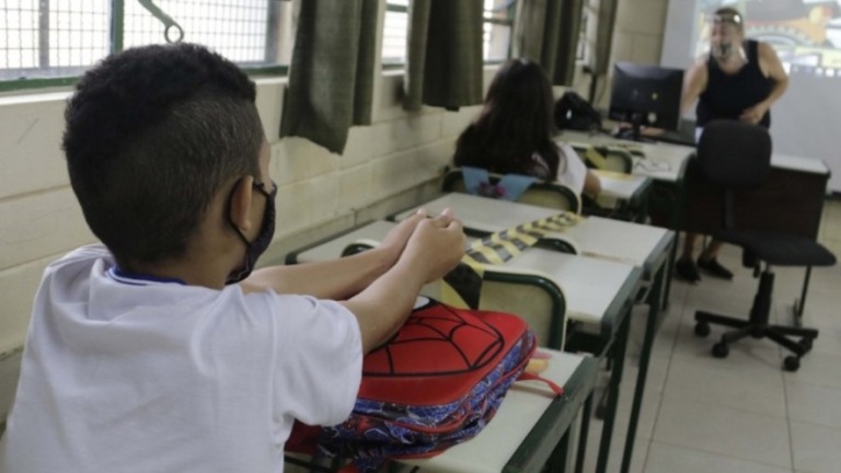 Professores brasileiros têm piso salarial mais baixo entre 40 países, diz OCDE