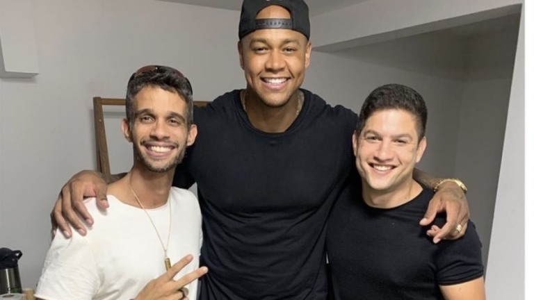 "Alto, mas não desengonçado", diz influencer Marcos Strider para Léo Santana