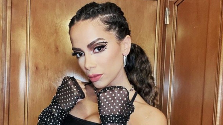 Anitta sobre Bolsonaro: "Se Deus quiser o presidente cai e o dólar diminui"