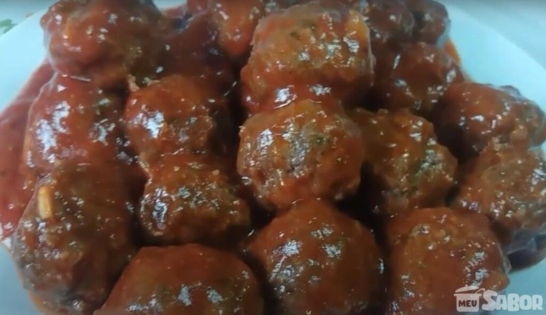 Aprenda a fazer deliciosas almôndega com um molho super suculento!
