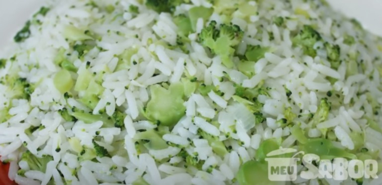 Receitinha de arroz delicioso com brócolis fresquinho! perfeito para seguir a dieta! Receitinha de arroz delicioso com brócolis fresquinho! perfeito para seguir a dieta!