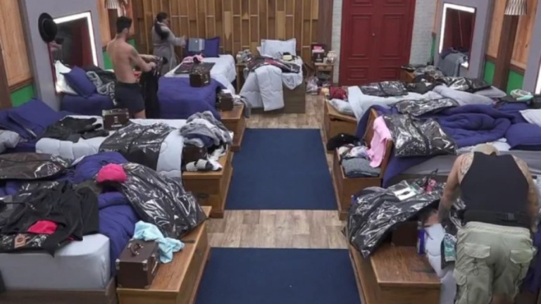 'A Fazenda 13': Peões recebem roupa da festa e reclamam